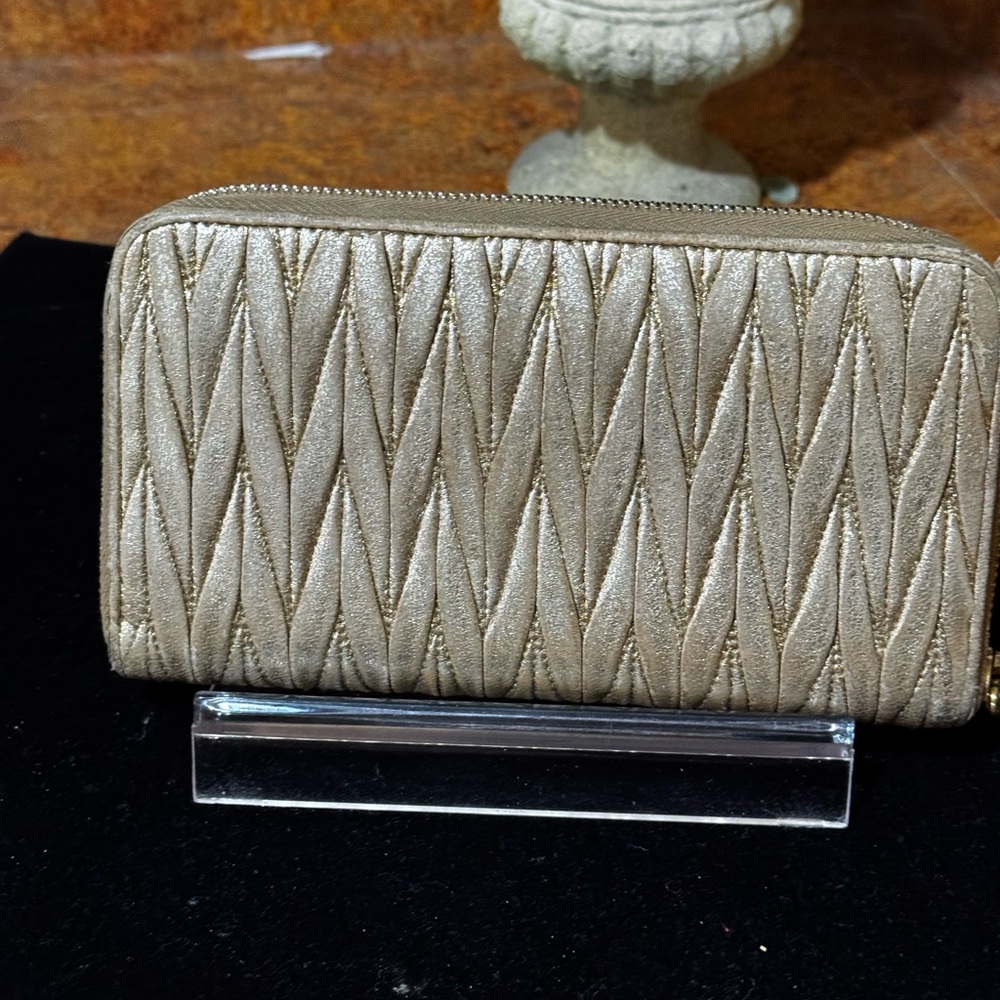 Miu Miu Gold Matelassé Nappa Leather Wallet - Picture 2 of 7